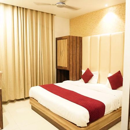 Hotel Malhotra Inn 50 Meter From Golden Temple 암리차르 외부 사진