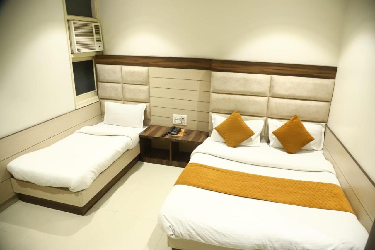 Hotel Malhotra Inn 50 Meter From Golden Temple 암리차르 외부 사진