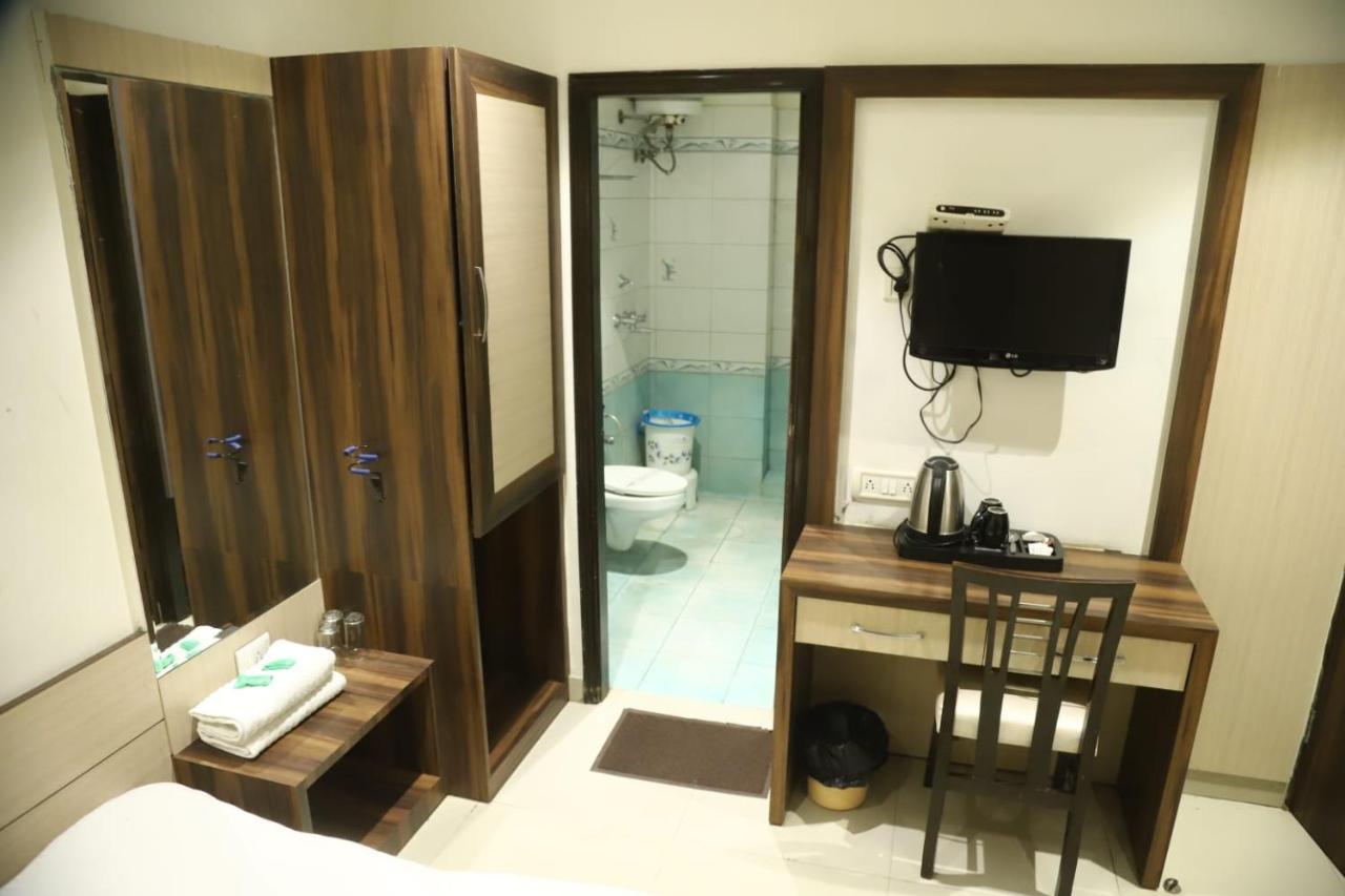 Hotel Malhotra Inn 50 Meter From Golden Temple 암리차르 외부 사진