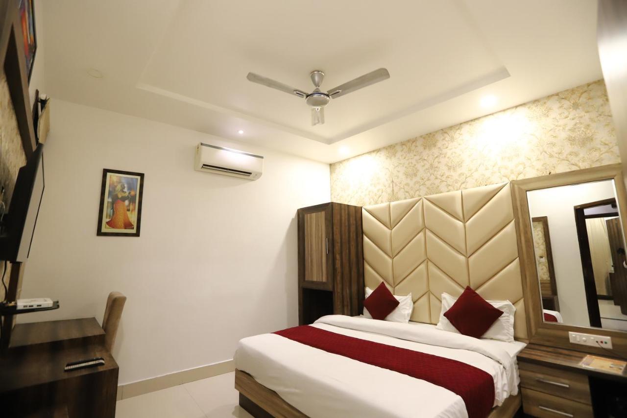 Hotel Malhotra Inn 50 Meter From Golden Temple 암리차르 외부 사진