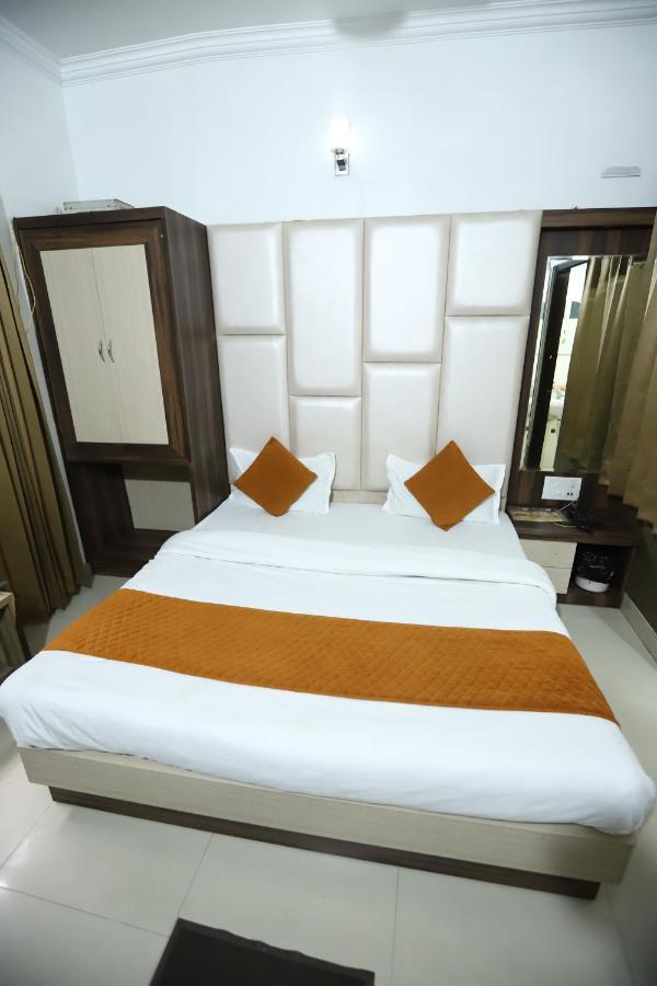 Hotel Malhotra Inn 50 Meter From Golden Temple 암리차르 외부 사진