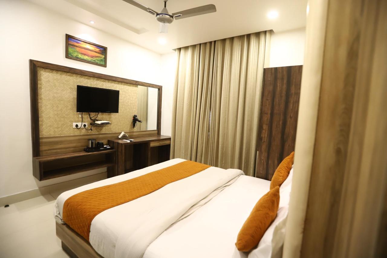 Hotel Malhotra Inn 50 Meter From Golden Temple 암리차르 외부 사진