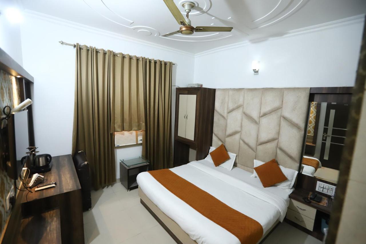 Hotel Malhotra Inn 50 Meter From Golden Temple 암리차르 외부 사진
