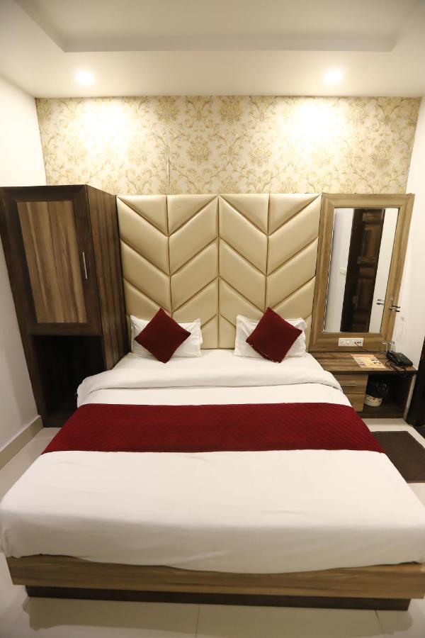 Hotel Malhotra Inn 50 Meter From Golden Temple 암리차르 외부 사진