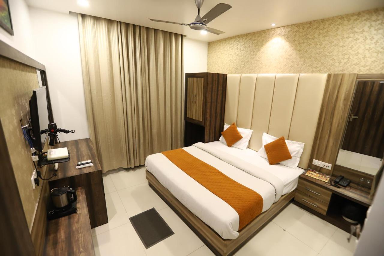 Hotel Malhotra Inn 50 Meter From Golden Temple 암리차르 외부 사진