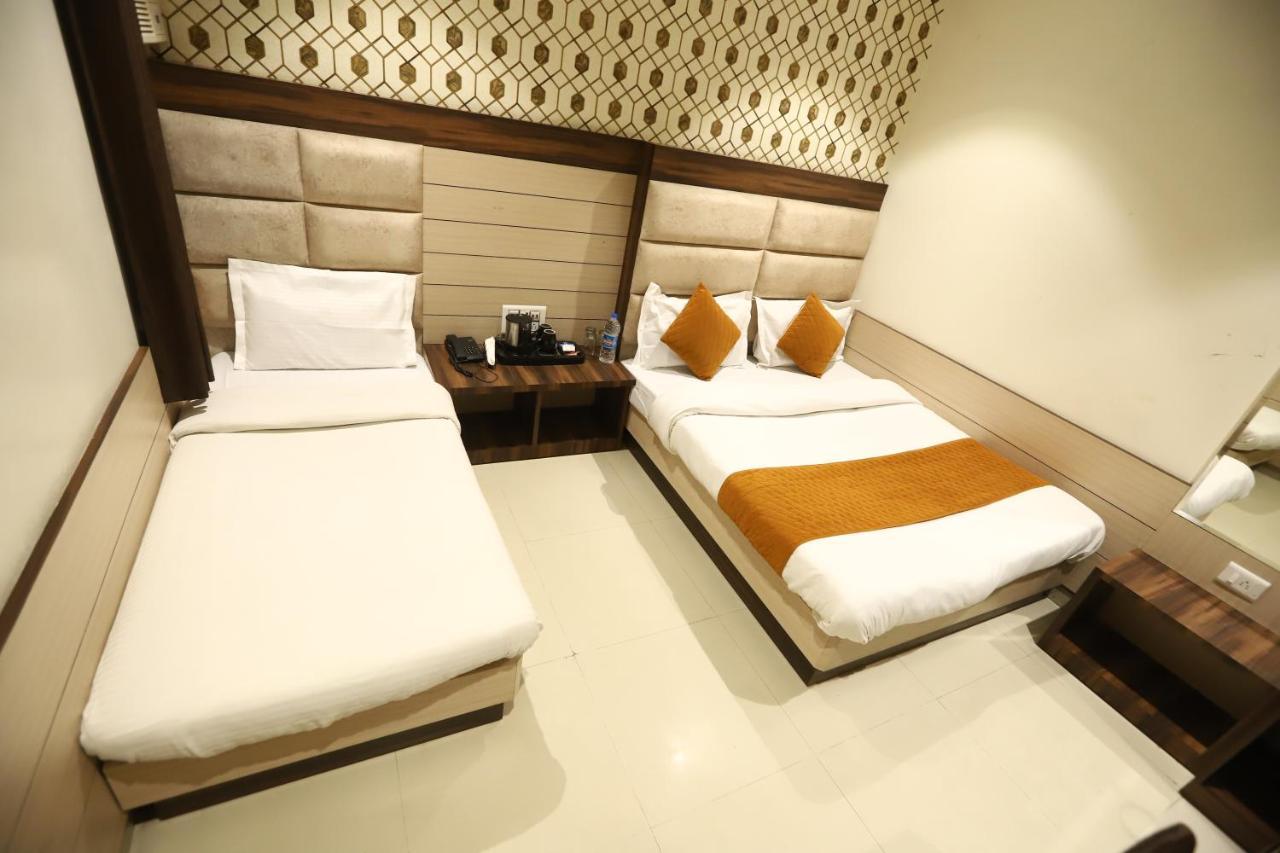 Hotel Malhotra Inn 50 Meter From Golden Temple 암리차르 외부 사진