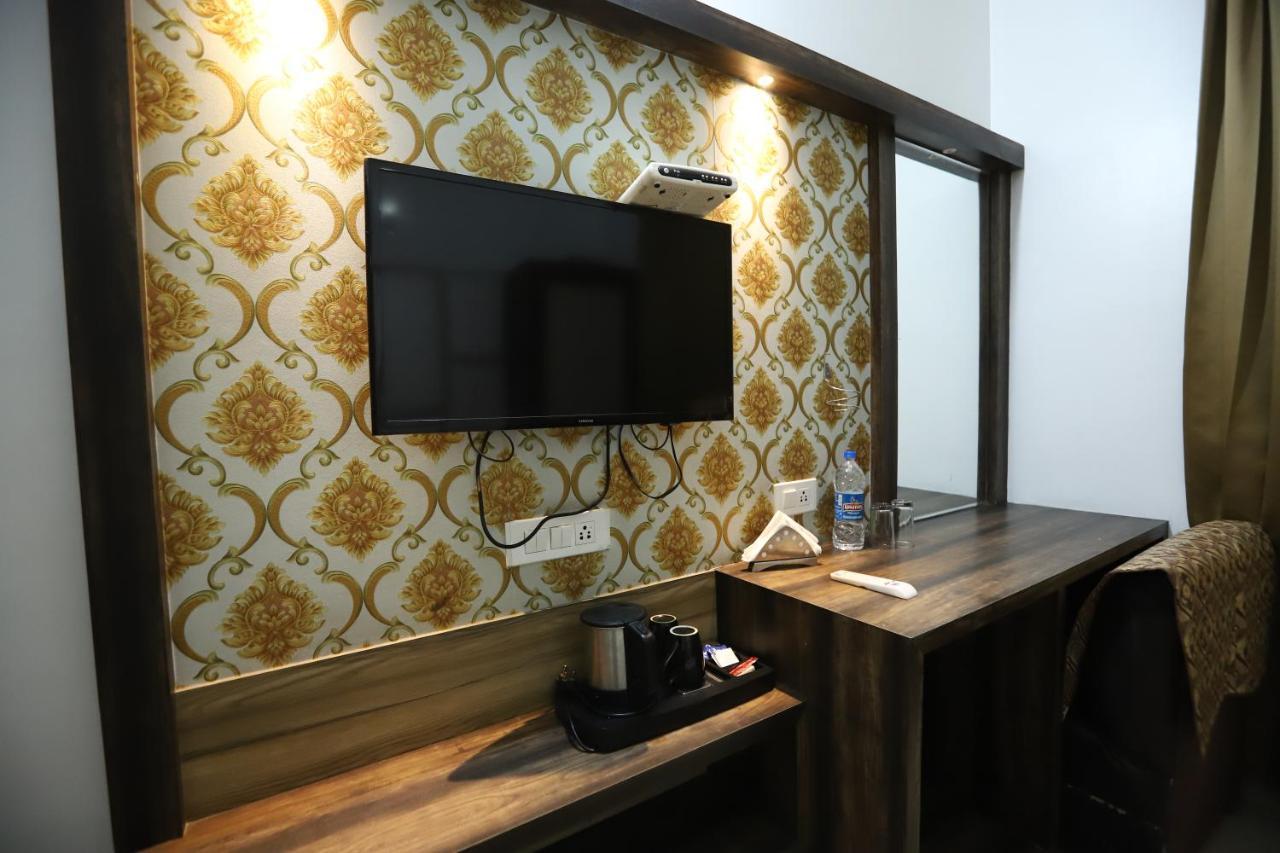 Hotel Malhotra Inn 50 Meter From Golden Temple 암리차르 외부 사진