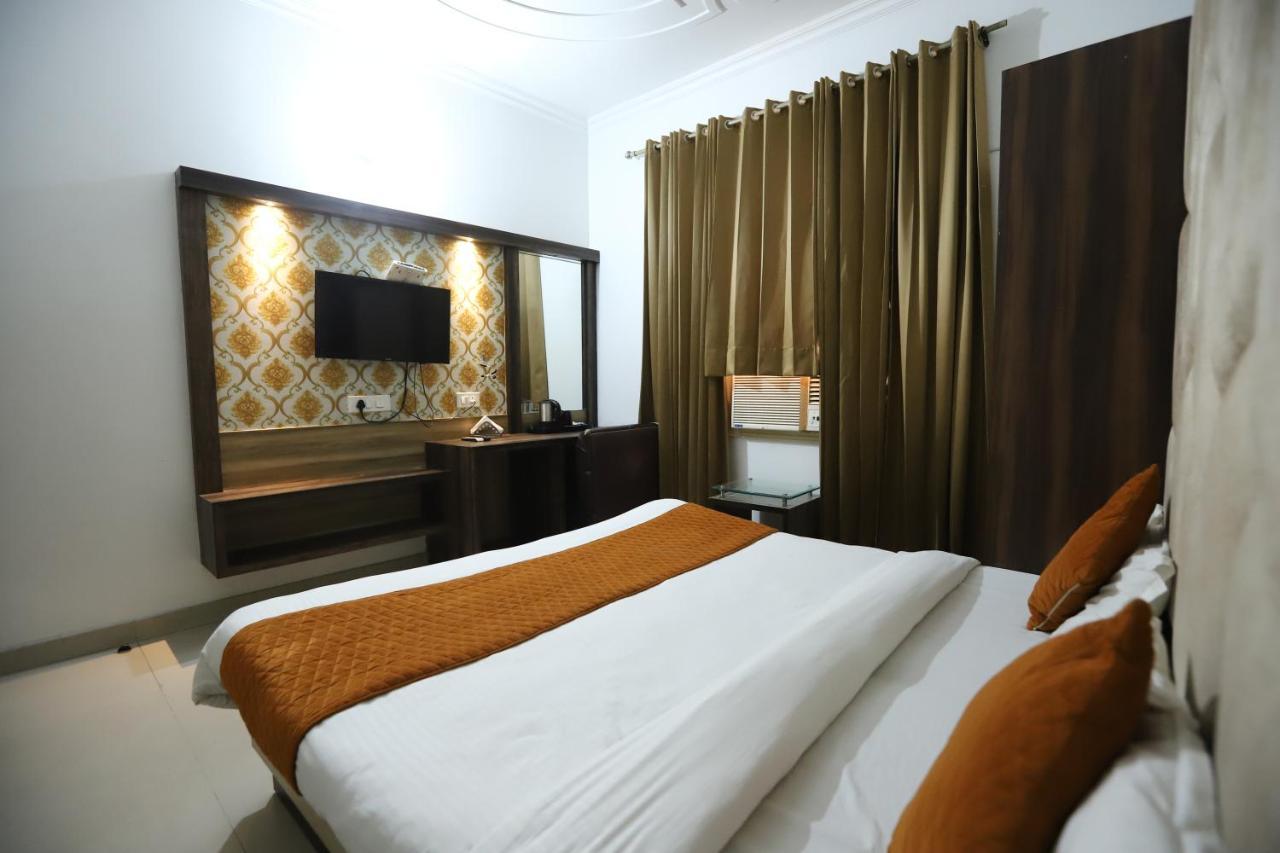 Hotel Malhotra Inn 50 Meter From Golden Temple 암리차르 외부 사진