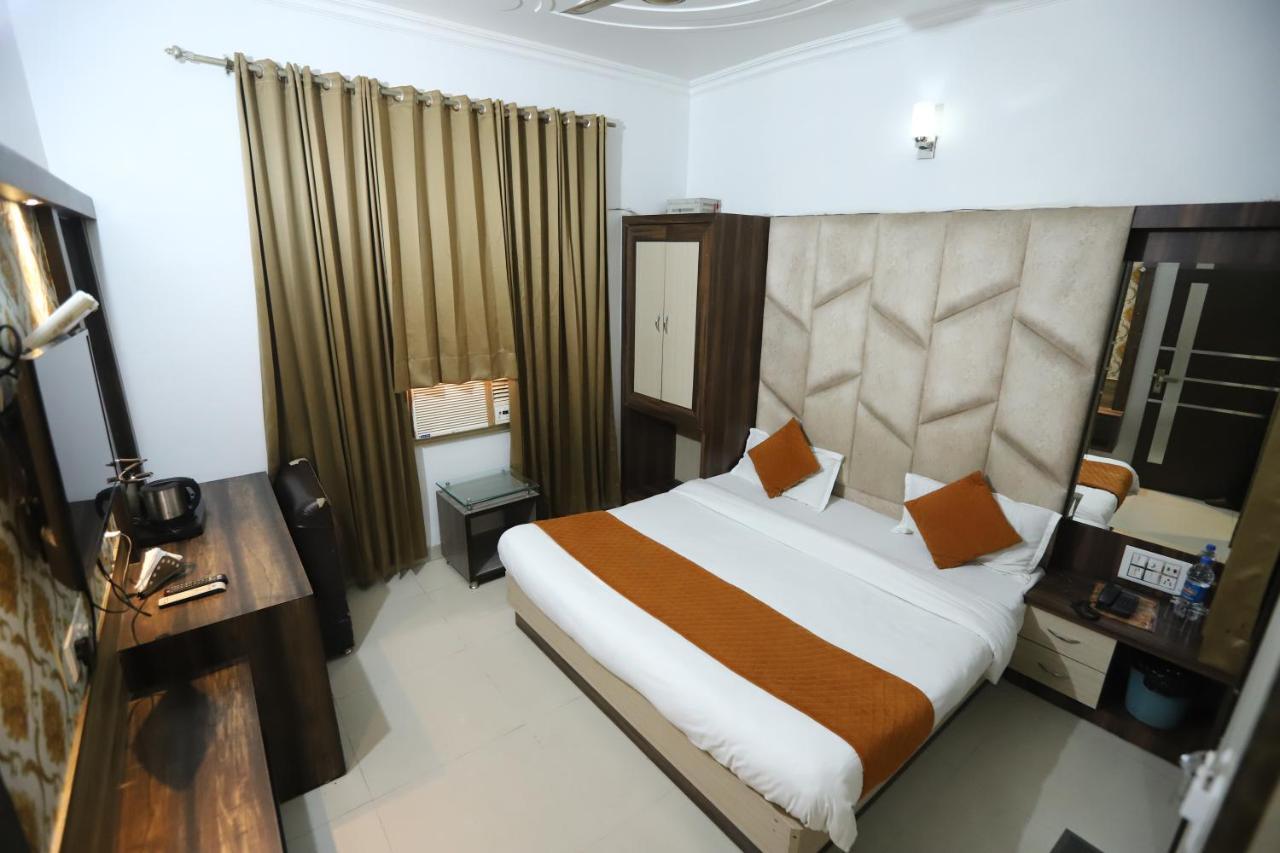 Hotel Malhotra Inn 50 Meter From Golden Temple 암리차르 외부 사진