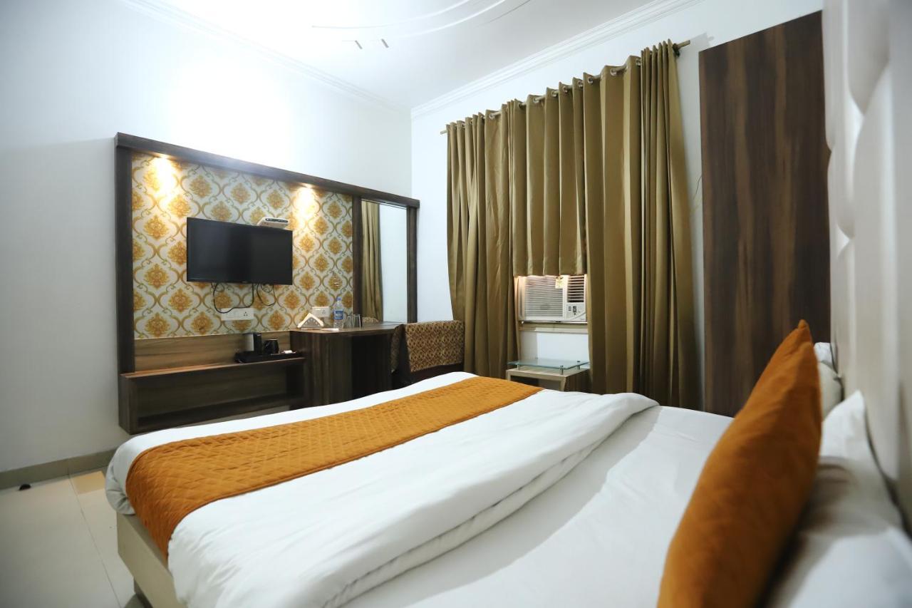 Hotel Malhotra Inn 50 Meter From Golden Temple 암리차르 외부 사진