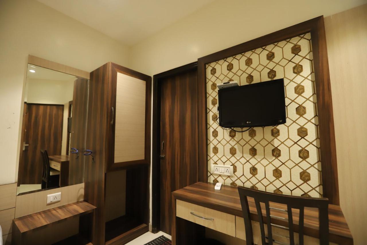 Hotel Malhotra Inn 50 Meter From Golden Temple 암리차르 외부 사진
