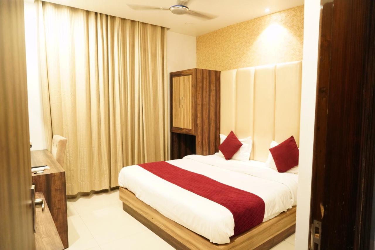 Hotel Malhotra Inn 50 Meter From Golden Temple 암리차르 외부 사진