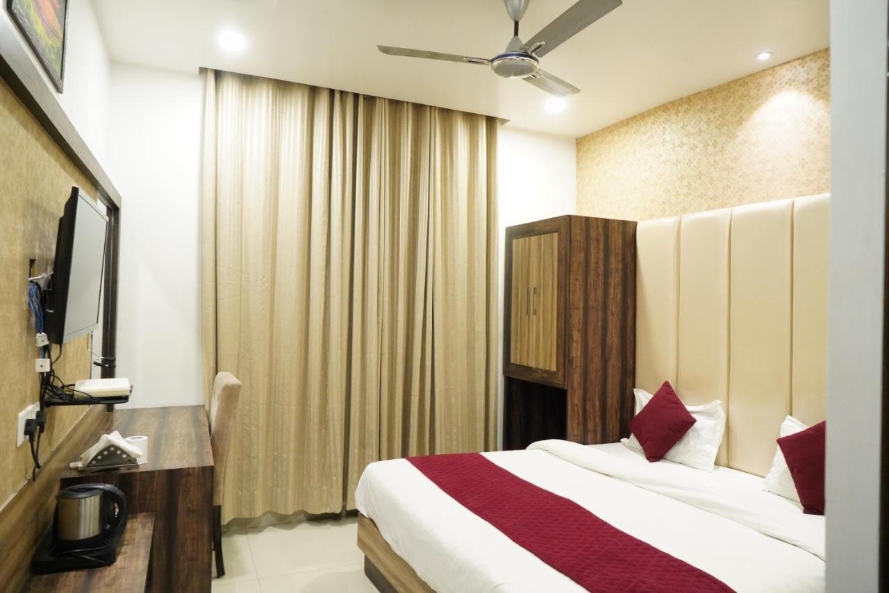 Hotel Malhotra Inn 50 Meter From Golden Temple 암리차르 외부 사진