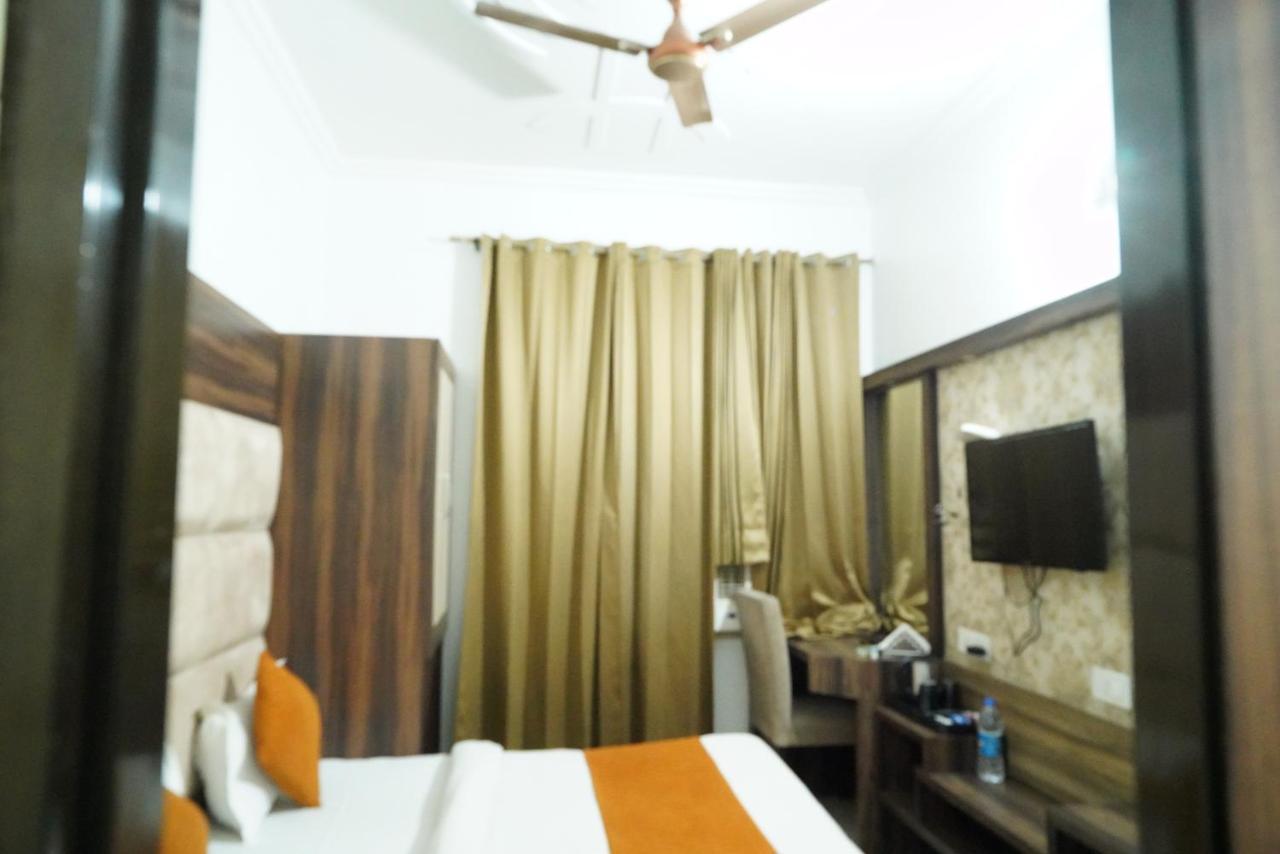 Hotel Malhotra Inn 50 Meter From Golden Temple 암리차르 외부 사진