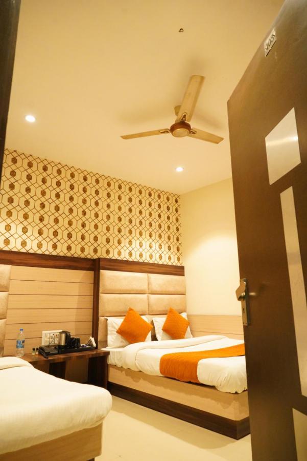 Hotel Malhotra Inn 50 Meter From Golden Temple 암리차르 외부 사진