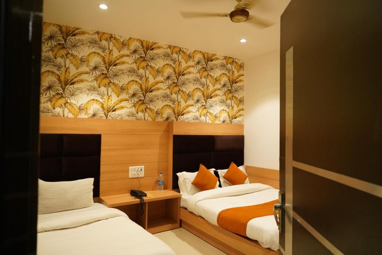 Hotel Malhotra Inn 50 Meter From Golden Temple 암리차르 외부 사진