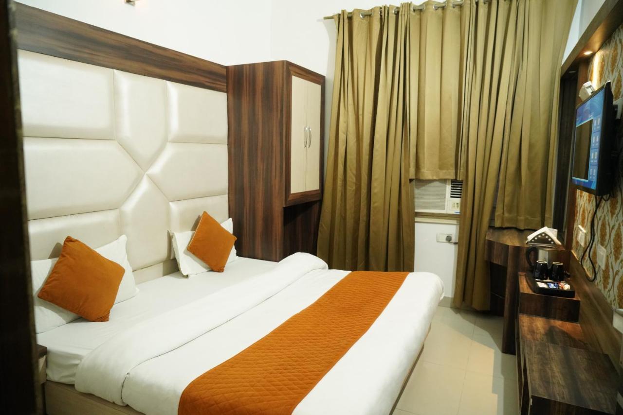 Hotel Malhotra Inn 50 Meter From Golden Temple 암리차르 외부 사진