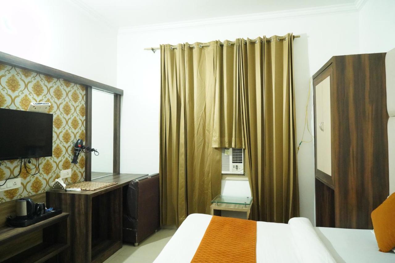 Hotel Malhotra Inn 50 Meter From Golden Temple 암리차르 외부 사진