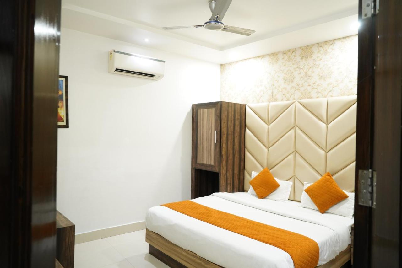 Hotel Malhotra Inn 50 Meter From Golden Temple 암리차르 외부 사진