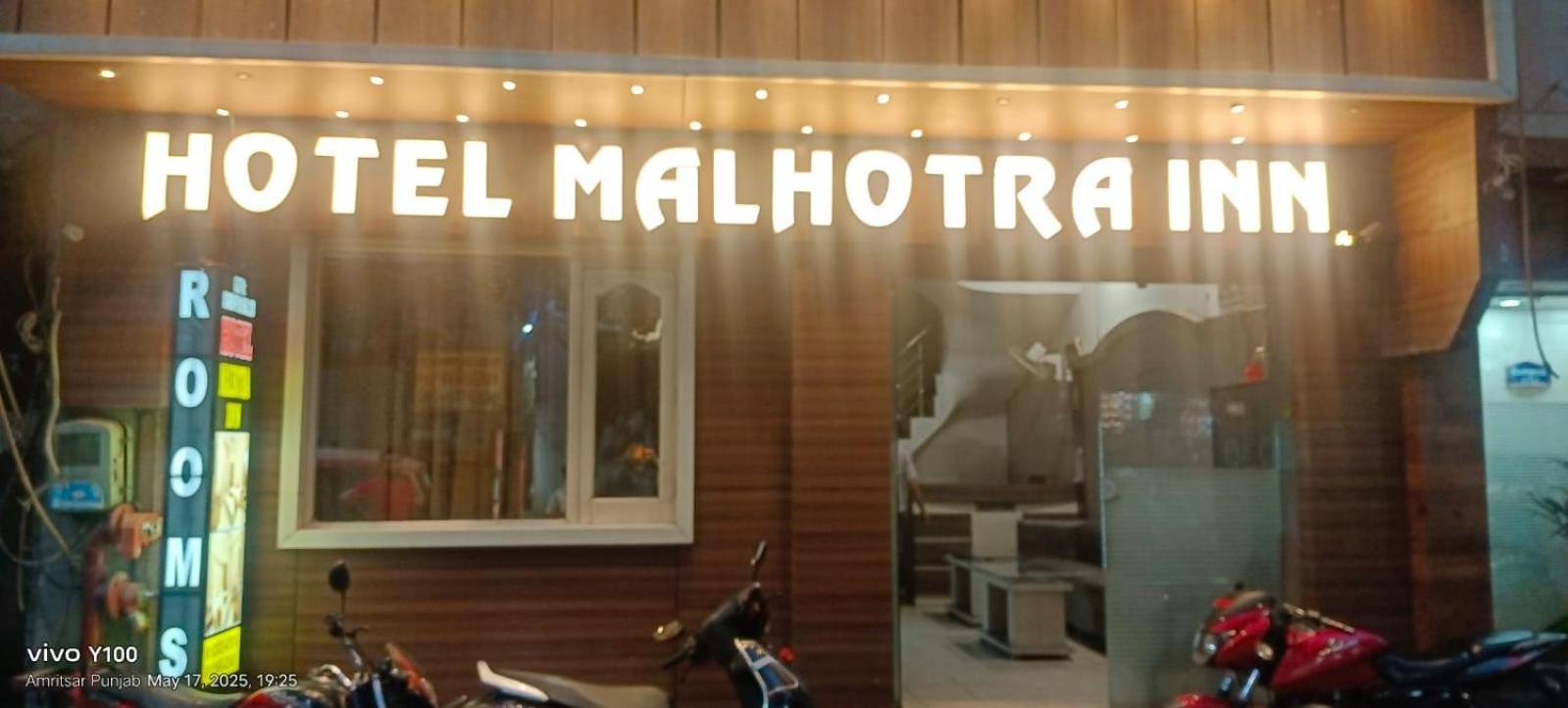 Hotel Malhotra Inn 50 Meter From Golden Temple 암리차르 외부 사진