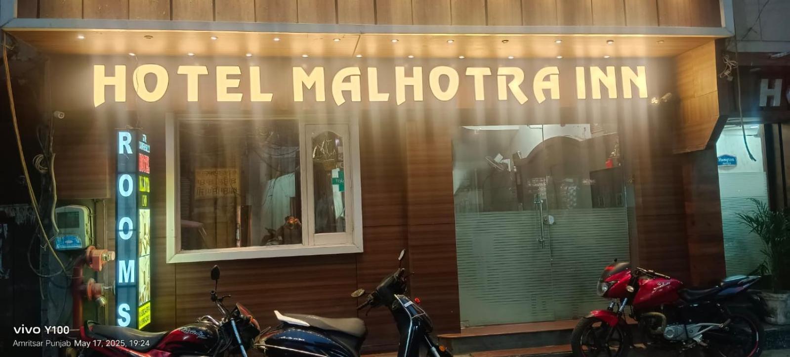 Hotel Malhotra Inn 50 Meter From Golden Temple 암리차르 외부 사진