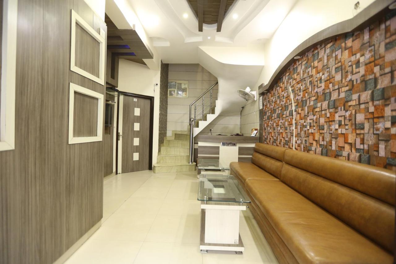 Hotel Malhotra Inn 50 Meter From Golden Temple 암리차르 외부 사진