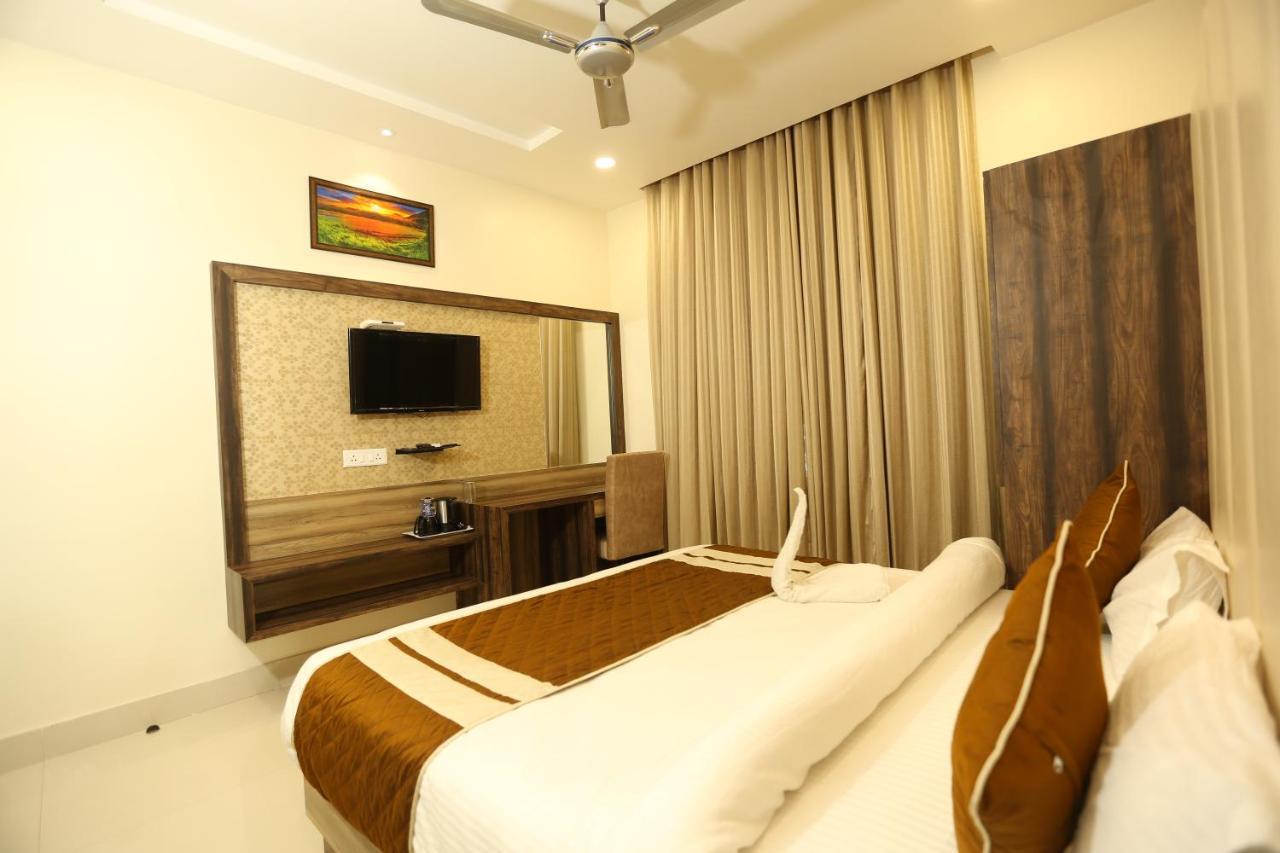 Hotel Malhotra Inn 50 Meter From Golden Temple 암리차르 외부 사진