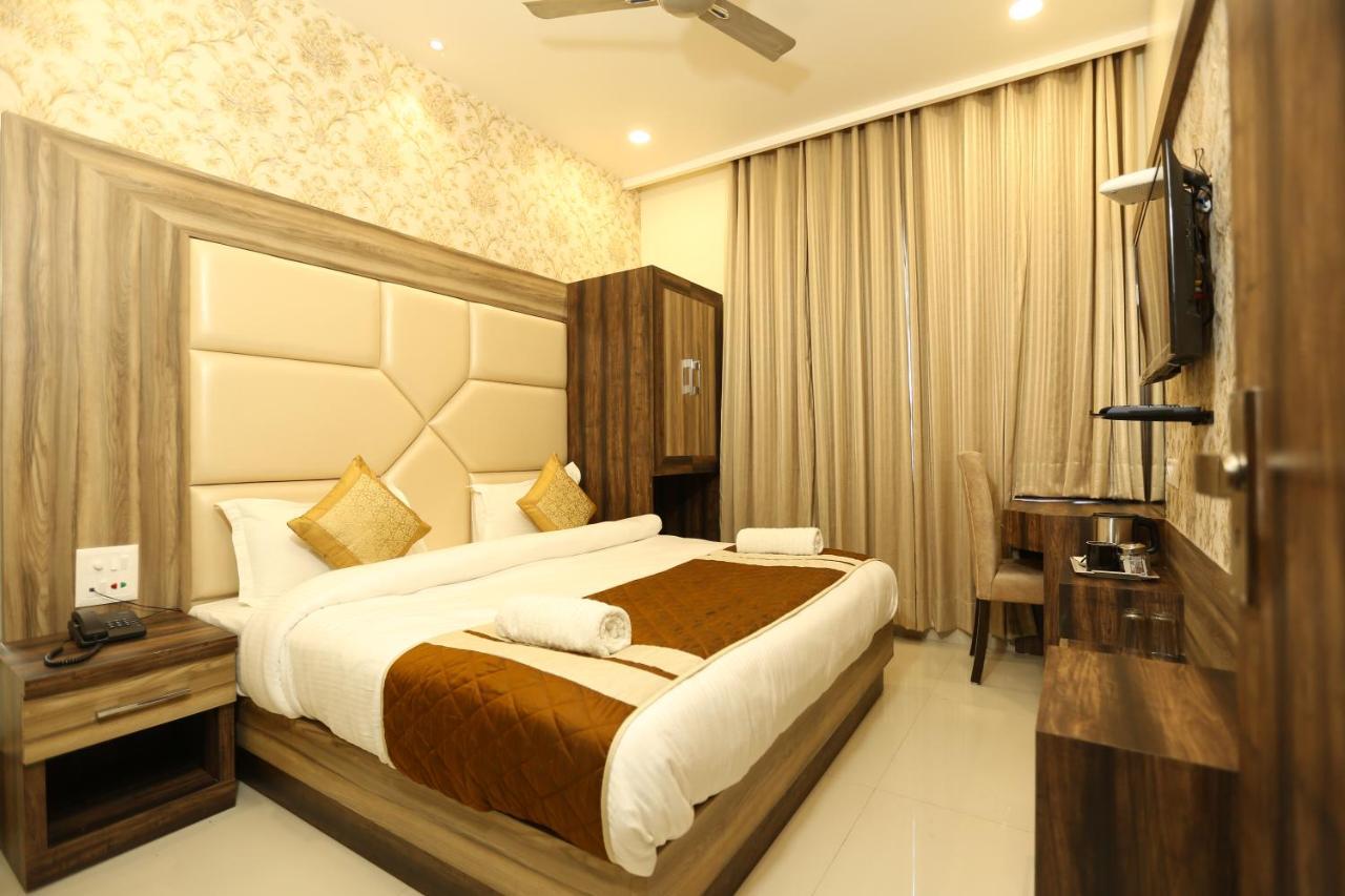 Hotel Malhotra Inn 50 Meter From Golden Temple 암리차르 외부 사진