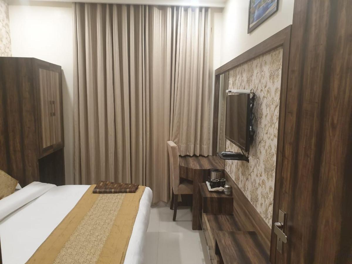 Hotel Malhotra Inn 50 Meter From Golden Temple 암리차르 외부 사진