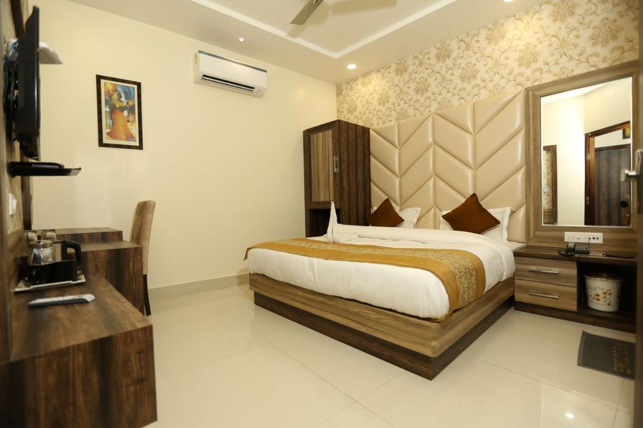 Hotel Malhotra Inn 50 Meter From Golden Temple 암리차르 외부 사진